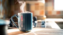 Μπορεί ο ζεστός καφές να καταπολεμήσει τον καύσωνα;