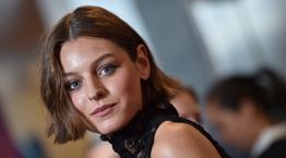 Η Emma Corrin, η Diana του &#39;The Crown&#39; εξηγεί γιατί η πριγκίπισσα ταυτίζεται με την ΛΟΑΤ+ κοινότητα