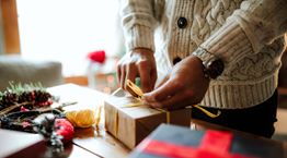 10 ιδέες δώρων για να γλιτώσεις το εορταστικό διπλωματικό επεισόδιο με την πεθερά σου