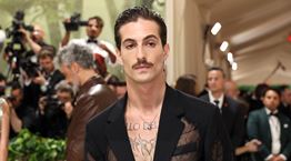 Το αγαπημένο φανελάκι του Damiano David είναι πάμφθηνο και φοριέται παντού