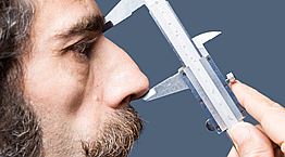 Γίνεται μαζί με εμάς, να μεγαλώνει και η μύτη μας;