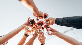 Αποχαιρετάμε το brunch και καλωσορίζουμε το drunch που κάνει θραύση