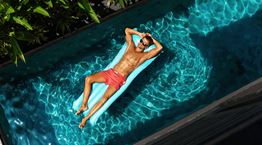 Εμπριμέ ή μονόχρωμο μαγιό;