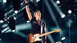 Φαντάσου να ταξιδεύεις και να δεις τον Keith Urban να τραγουδά στο αεροδρόμιο