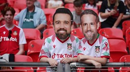 Ryan Reynolds και Rob McElhenney μας καλωσορίζουν στο Ρέξαμ