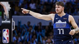 Ο Luka Doncic πλησιάζει τον Michael Jordan