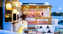 Suntan: Ένα αντισυμβατικό nostalgia cocktail bar στην Τήνο