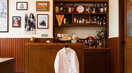 Όλα τα φώτα στο Bar Leone