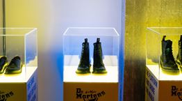 H Dr. Martens ξέρει να παρτάρει δυνατά