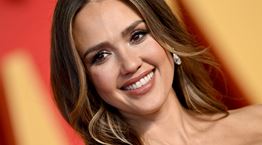 Άλλη μία μέρα που η Jessica Alba ομορφαίνει τη Μύκονο