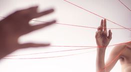 Γιατί η θεωρία της αόρατης κλωστής μας αφορά όλους