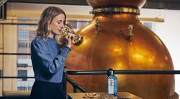 Dr. Anne Brock, η Σιδηρά Κυρία του Gin