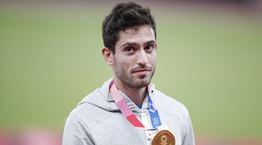 O Μίλτος Τεντόγλου προτιμά το πρωινό ξύπνημα από τη γκρίνια της κοπέλας του