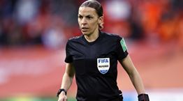 Stéphanie Frappart, η Γαλλίδα που θα σφυρίξει στον τελικό του Κυπέλλου στο Βόλο