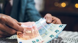 Τίποτα δεν αγγίζει τα μετρητά στην Ελλάδα