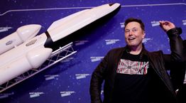 Σε άλλα νέα, ο Elon Musk απένειμε αργυρό μετάλλιο στον Jeff Bezos