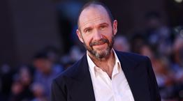 Μόλις ζηλέψαμε τους απίστευτους κοιλιακούς του Ralph Fiennes (εικόνες)