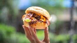 Στο Κουκάκι για ένα από τα καλύτερα burgers της Αθήνας