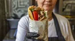 Σουβλάκι 2.0: Πώς και γιατί το εθνικό street food της Ελλάδας έγινε ξανά μόδα