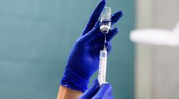 Πόσο ασφαλή είναι τελικά τα εμβόλια των Pfizer-BioNTech, Moderna και AstraZeneca