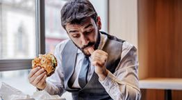 Οι συνήθειες που παχαίνουν και πώς θα τις αλλάξεις