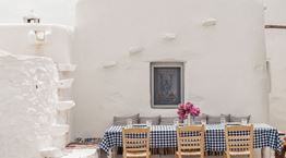 Στις ταβέρνες της Μυκόνου τρώνε και ντόπιοι και επισκέπτες