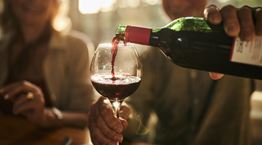 7 τρόποι για να πιεις αλκοόλ χωρίς να πάρεις θερμίδες