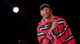 Σε άλλα νέα, ο Pharell Williams φλεξάρει στυλ μπροστά από μία αφίσα της Rihanna