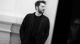 Ο Θοδωρής Βουτσικάκης και οι μπουάτ του στην Οδό Φρυνίχου