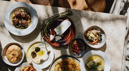 Αυτά είναι τα καλύτερα εστιατόρια ελληνικής κουζίνας για το 2025