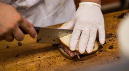 Η ιστορία του Katz&#39;s, του πιο θρυλικού deli της Νέας Υόρκης