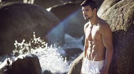 Tέλειο six-pack στην παραλία τελευταία στιγμή, γίνεται