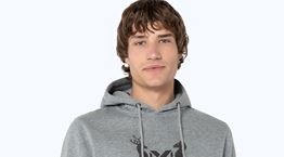 #SeasonFavorites: Το γκρι hoodie που θα αναβαθμίσει τις χειμερινές εμφανίσεις σου