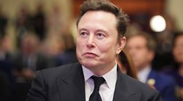 O Elon Musk ως αδυνατισμένος Άγιος Βασίλης είναι ό,τι πιο cringe είδαμε σήμερα