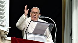 Σε άλλα νέα, ο Πάπας ασχολείται με εξωγήινους, φαντάσματα και άλλα υπερφυσικά φαινόμενα