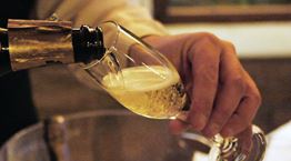 Τα λάθη που δεν πρέπει να κάνεις με τη σαμπάνια