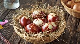 Αλήθεια, πόσα πασχαλινά αβγά μπορείς (και κάνει) να φας;