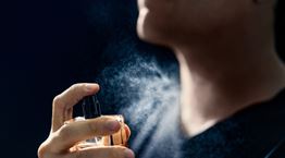 Πώς θα κάνεις το άρωμά σου να διαρκεί περισσότερο