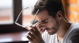 Αναρωτήθηκες ποτέ γιατί σε τρώνε τα μάτια σου το βράδυ;