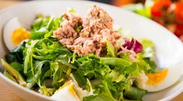 Το λάθος που κάνεις στη σαλάτα με τόνο