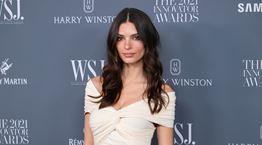 Μία απορία της Emily Ratajkowski για την απιστία