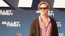 Μόλις είδαμε τον Brad Pitt με φούστα