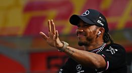 Ο Lewis Hamilton "διέλυσε" τη Nissan GTR Skyline R34