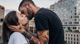 Όλα όσα πρέπει να γνωρίζεις πριν αποφασίσεις να καλύψεις ένα τατουάζ