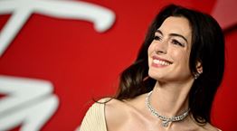 Κάποιος κάπου κάποτε είπε στην Anne Hathaway ότι δεν είναι σέξι και ευτυχώς δεν τον πίστεψε