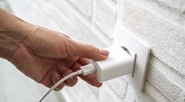 Προσοχή: Ανακαλείται φορτιστής για κινητά λόγω κινδύνου φωτιάς