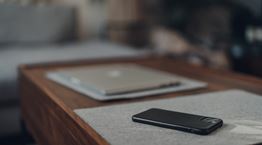 Γιατί πρέπει πάντα να αφήνεις το κινητό σου ανάποδα στο τραπέζι