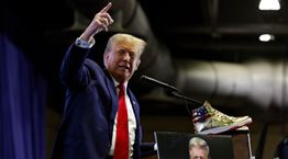 Για κάποιο απίθανο λόγο, τα κακόγουστα παπούτσια του Donald Trump έγιναν ανάρπαστα