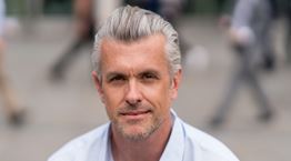 Υπάρχει τρόπος να επαναφέρεις το φυσικό χρώμα σε λευκά μαλλιά;