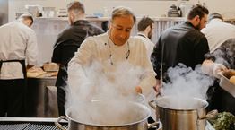 Ο Γιάννης Μπαξεβάνης μαγειρεύει στο Instagram